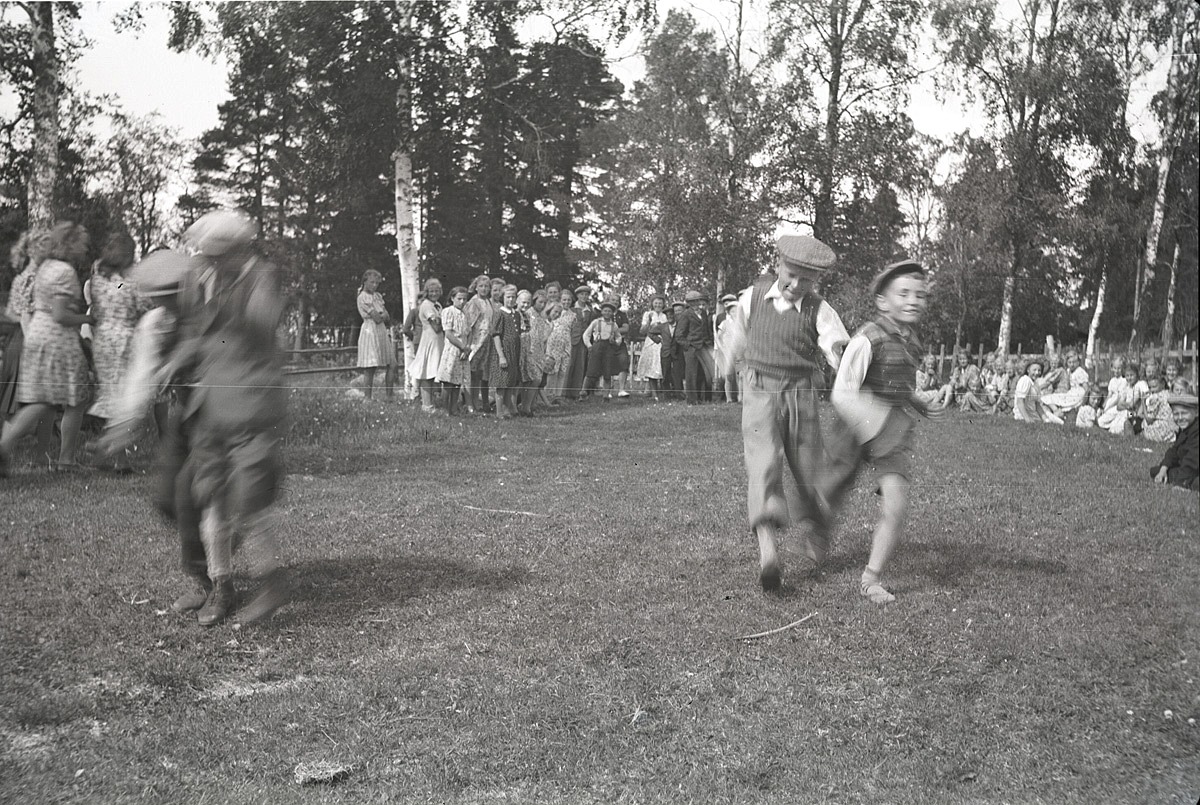 Det var kapplöpning och lekar då klubbmedlemmarna var på utfärd till Antila i Kristinestad,