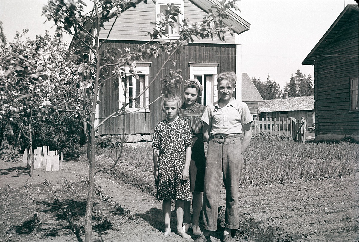 Klubbledaren Karin Andtfolk på besök hos syskonen Andtfolk i Henriksdal.