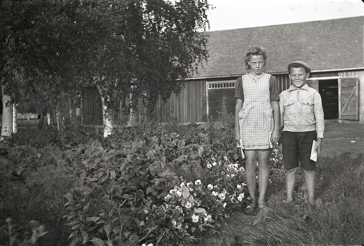 Birgit och Paul Englund i Palon i Dagsmark visar upp sitt klubbland.