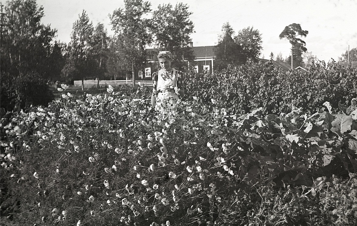 Elise Klockars (senare gift Rosendahl) visar upp blommorna i sitt klubbland.