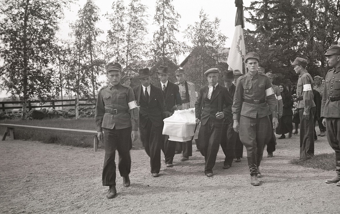 Eskil Ålgars som stupade 1940 i vinterkriget begravs först 1942 och här bärs han in i kyrkan.