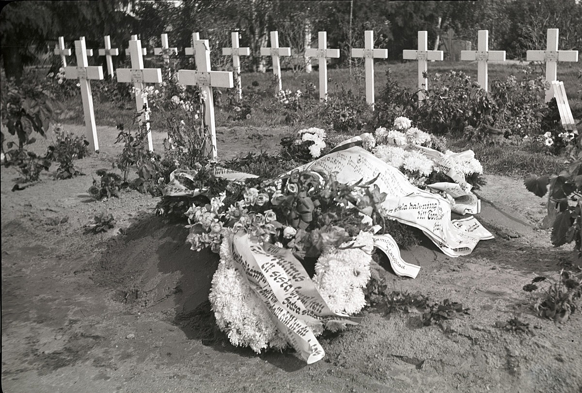 Torsten Gullmes hjältegrav vackert dekorerad med blommor och band.
