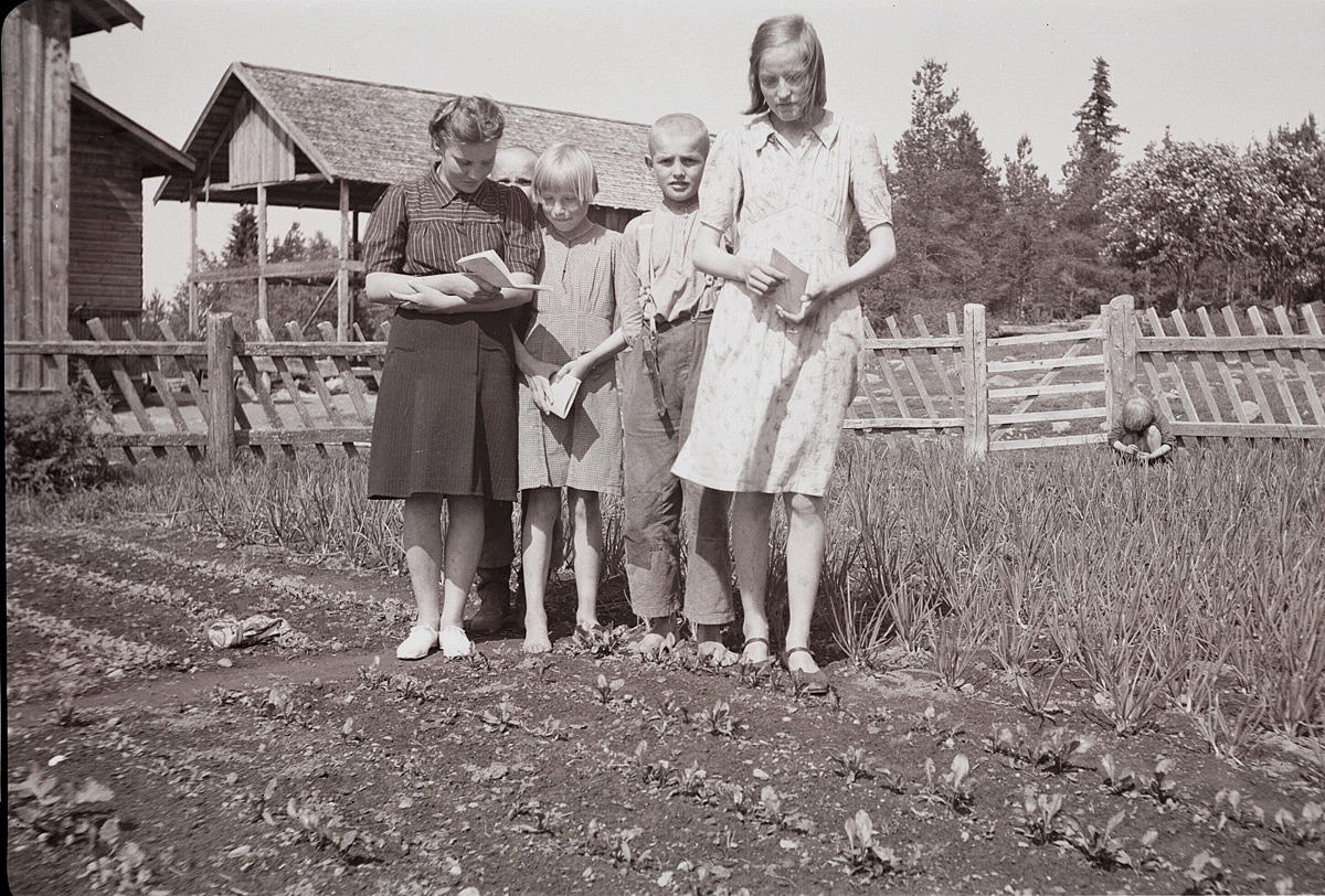 Klubbledaren Karin Andtfolk på besök hos syskonen Holmberg.