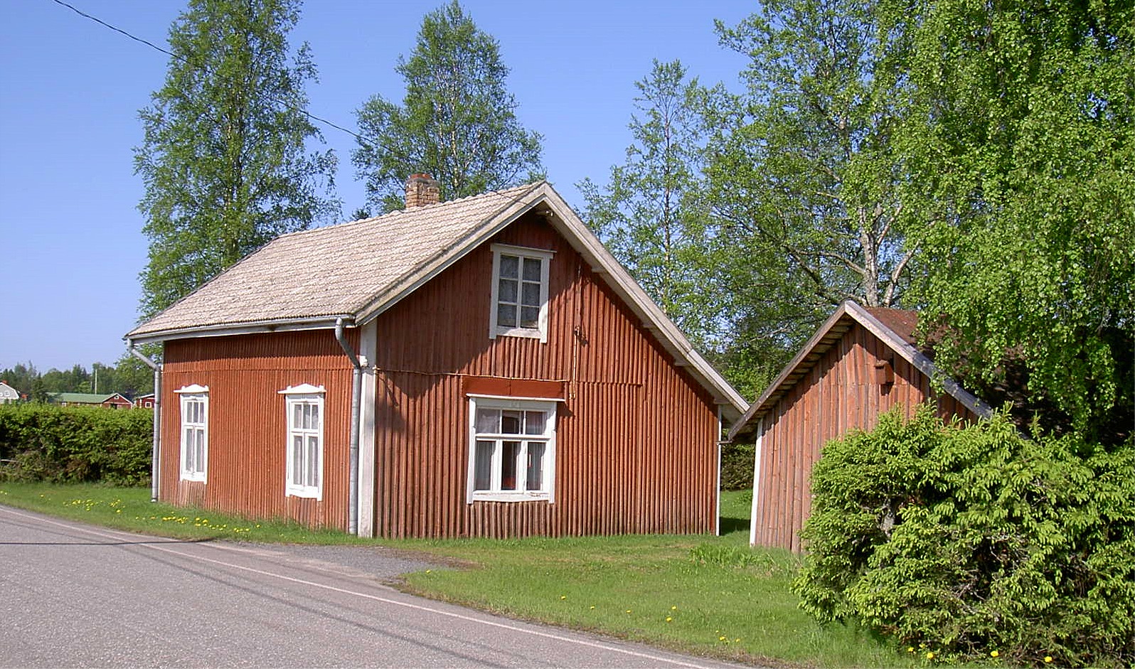 Den här stugan nära Åbackvägen byggdes på 1930-talet av skräddaren Johannes Klemets (1889-1944) och hustrun Matilda (f. Björklund i Lappfjärd 1892-1975). 