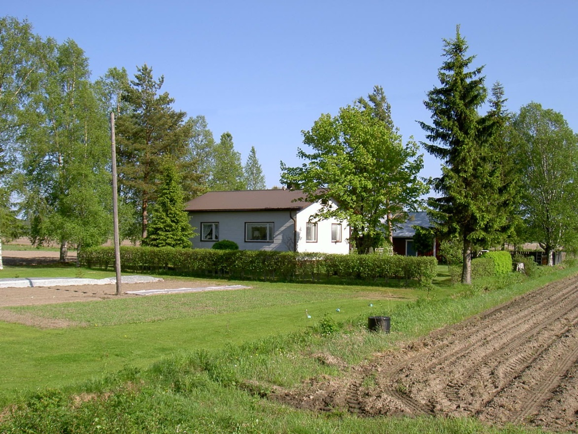 Det här huset är byggt av Torsten (1926-2015) och Kaino Rosenback f.1929 och de flyttade in 15 september 1961. Fotot från 2003 är taget från väster.
