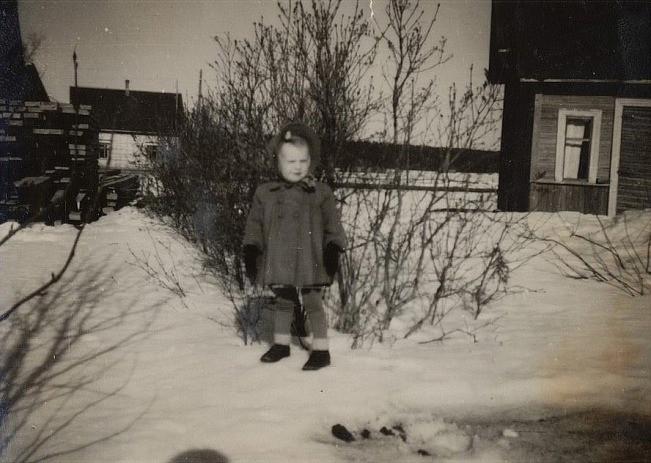 På fotot står Agdas dotter Lisette på Koll-Minas gårdsplan. Koll-Mina som på riktigt hette Vilhelmina Sundholm bodde här till sin död 1943. Vilhelmina var dotter till Erik Henrik Storkull, senare Sundholm som bodde där Eklunds bor i dag. I bakgrunden syns Skogmans nybyggda gård, som blev färdig 1945. 