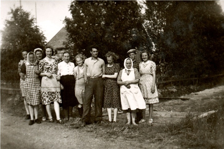 Frida Klemets gifte sig i Frans Storkulls gård på midsommaren 1950 med Reino Rajala från Bötom, samma dag som Torsten gifte sig med Kaino i Bötom. Här är bekanta samlade till kockkalas dagen efter, från vänster: Gerda Storkull, ”Ottoas-Elin” Rosenback, Senja Puputti med dottern Anja som syns lite bakom Hjördis Skoglund som var kusin till Frida Klemets. Följande är Fridas mor ”Skräddarinas-Tilda” och bredvid henne står Elna Lindfors. Den långa mannen är Reino Rajala med hustrun Frida och bredvid Frida står ”Sanderas-Mina” Viiala från Palon och längst till höger står Fridas bror Nils och Helvi Klemets.