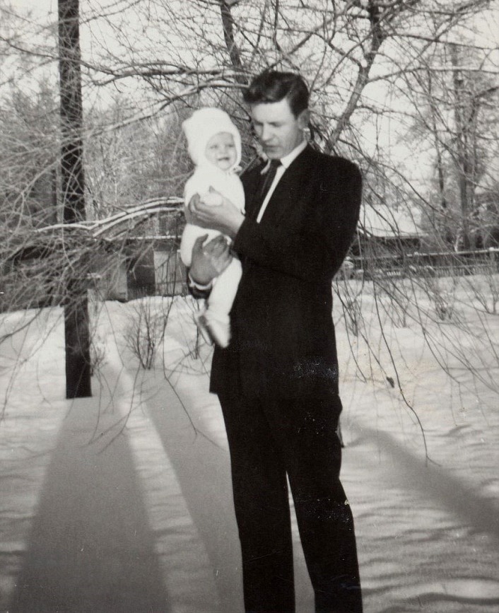 Här Per Klemets med ena dottern 1962. I slutet på 1950-talet så råkade Per ut för en olycka då han tillsammans med Åke Grans på motorcykel i mörkret körde in i en parkerad traktorkärra i Perus. Per satt som passagerare bakpå och både han och Åke ådrog sig svåra skador men båda överlevde. 