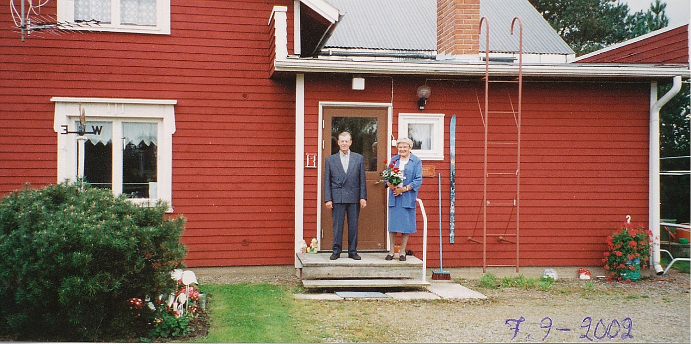 Nils Klemets på trappan där hemma tillsammans med hustrun Helvi.
