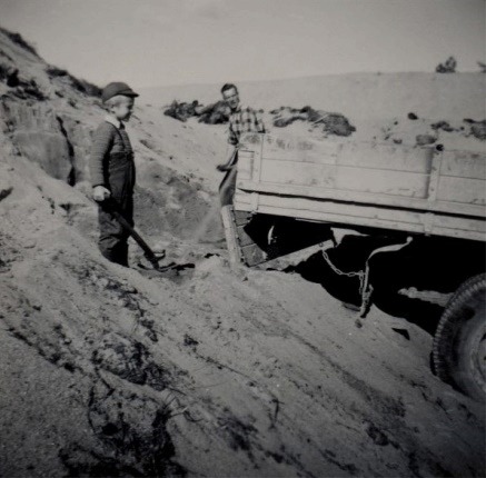 Per Klemets arbetade som chaufför åt Rosengård Valter och här håller han på att lasta grus tillsammans med brorsonen Sten. Fotot från slutet på 50-talet.