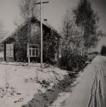 Skräddarinas gård stod nära Åbackvägen och ännu närmare kom den när Åbackvägen förnyades och förbreddades på 90-talet. 