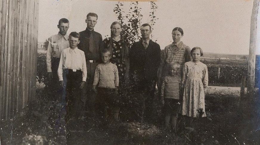 Här är Skräddarinas familj samlad på foto runt 1940, från vänster: Erik, Nils, Bruno, Stig, Agda, Johannes, Matilda och Frida. Framför Matilda står minstingen Per. 