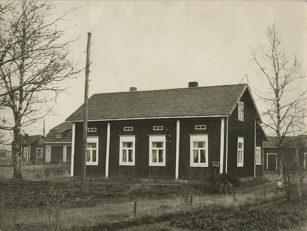 Det hus som tidigare stod på denna tomt, såg likadant ut som det som fortfarande står på Dagsmarkvägen 17. Huset på bilden är i dag obebott men senast bodde Egil och Ritva Rosenback här med sin familj. Bakom huset skymtar Westeras smedjan och längst till vänster syns Kull-Minas lilla stuga. Det var alltså i detta som hus Erik och Maria Rosenback bodde i tiderna.