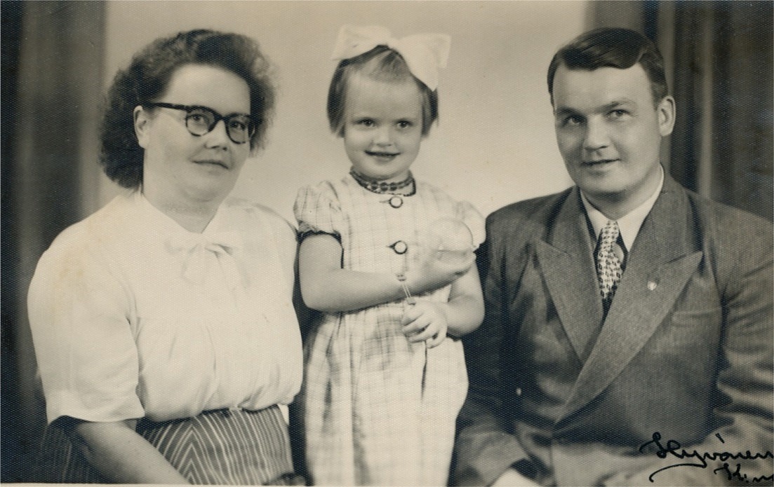 Anna (1918-1993) gifte sig med Kaarlo Huhtanen från Bötom. Här på bilden tillsammans med dottern Anneli f. 1947. Sonen Juhani föddes 1957.