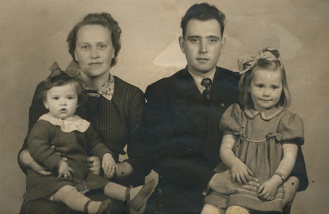 Här sitter Bertel Rosenback (1920-2005) tillsammans med hustrun Tora och barnen Inger och Ingbritt, bosatta i Ekenäs.