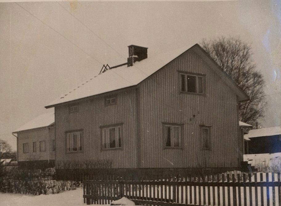 Paul och Agda Rönnlund byggde det här huset i Kristinestad, som de sedan sålde då de flyttade till Sverige ungefär 1960, där de sedan bodde så länge de levde. 