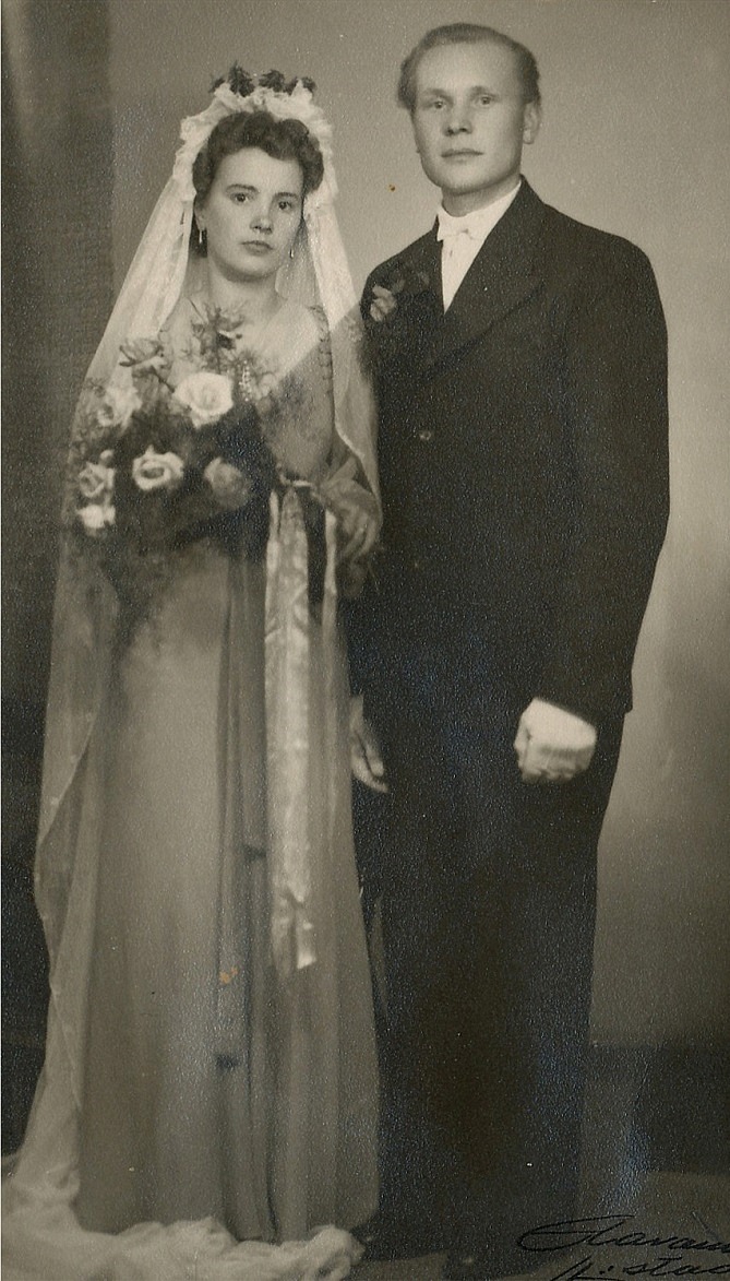 På bilden från 1946 Else Rosenback (1921-2011) som gifte sig med Eskil Gullmes från Lappfjärd. År 1948 fick de sonen Rolf och 1951 dottern Rita. År 1951 flyttade de till Canada där de 1958 fick ännu en dotter Rose-Marie.