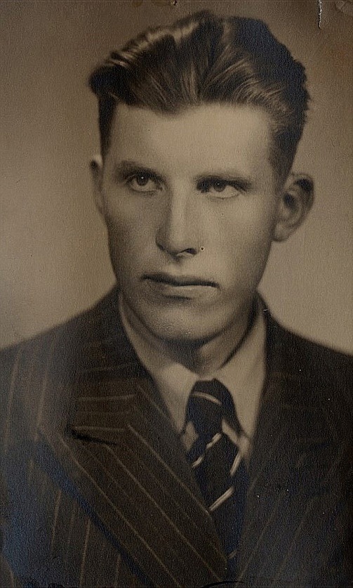 Erik arbetade som hästkarl på Högåsen i Kristinestad men han omkom i en olycka då han blev påkörd av en lastbil år 1944.