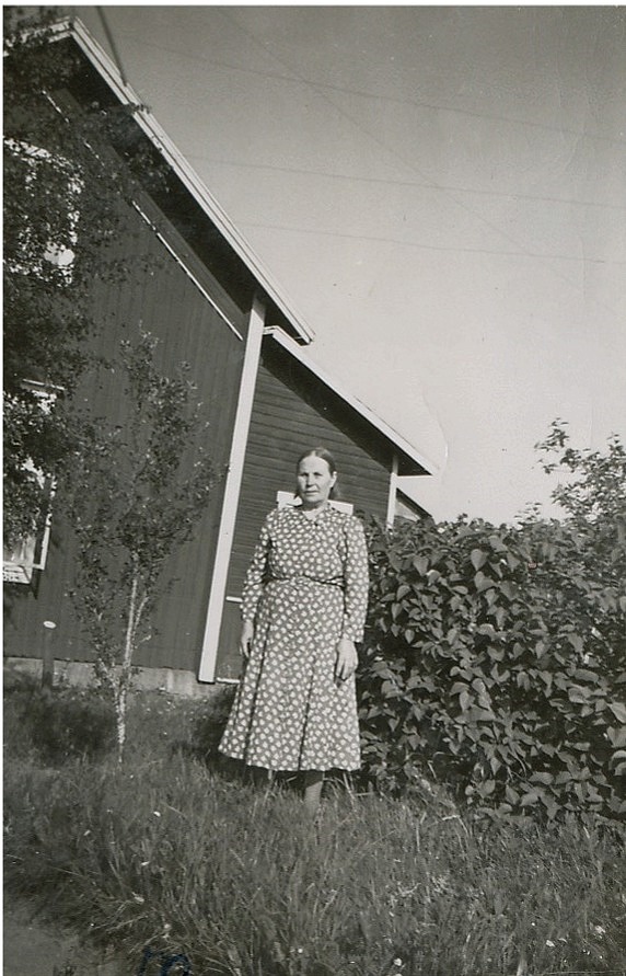 Alvina Rosenback i trädgården år 1953.