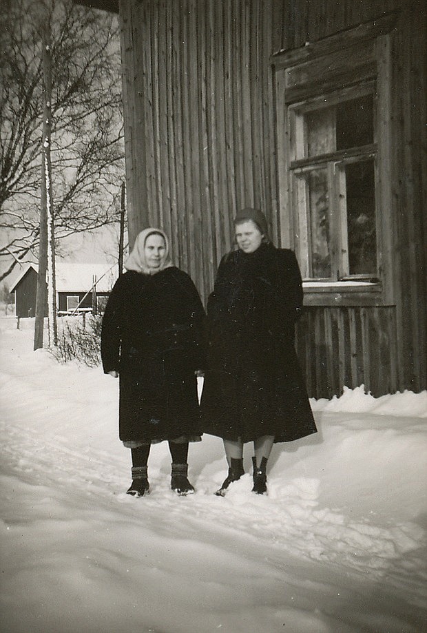 Alvina Rosenback tillsammans med Alice Gröndahl (1925-2017) som sedan gifte sig med Eskil Norrgård från Klemetsändan.