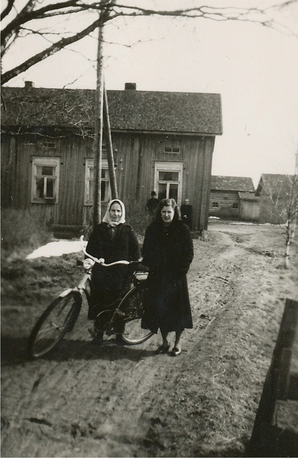 Alvina Rosenback med dottern Astrid framför gården.