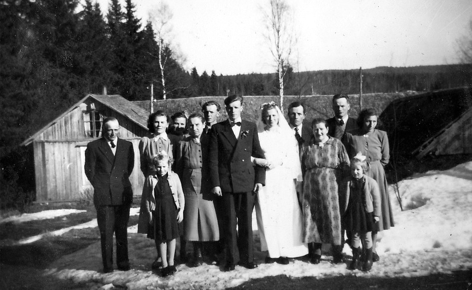 År 1953 gifte sig Stig Klemets med Lilli Hammarberg från Lilltmåsan eller Langåsen i Perus. Lillis föräldrar Josef och Alma Matilda flyttade då ut i lillstugan och det unga paret flyttade in i storstugan, som i själva verket inte var så värst stor. När Stig och Lilli flyttade till Sverige, så återvände Lillis bror Elis och hans hustru Elvi från södra Finland. De hade i flera år bott där och arbetat på många jordbruk.