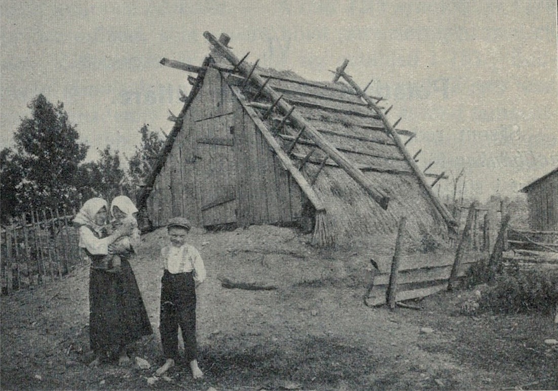 Agnäs Mina visar upp en hög pärungrop på Sebbasbackan i Dagsmark. I famnen har hon dottern Ida och till höger står Agnäs-Frans.