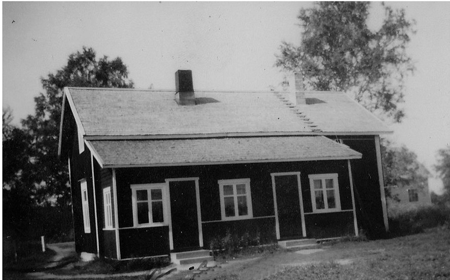 Rosenbacks gård fotograferad från söder. Till höger skymtar Skogmans gård.