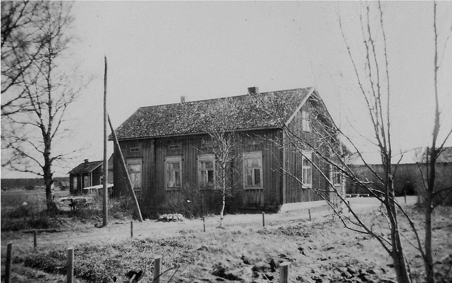Rosenbacks gård fotograferad från Storåvägen. Till vänster skymtar Koll-Minas stuga.