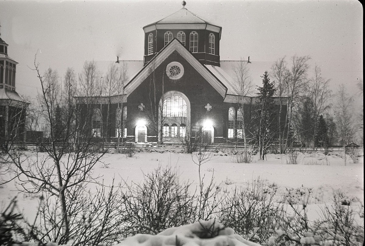Kyrkan fotograferad från södra skolan.