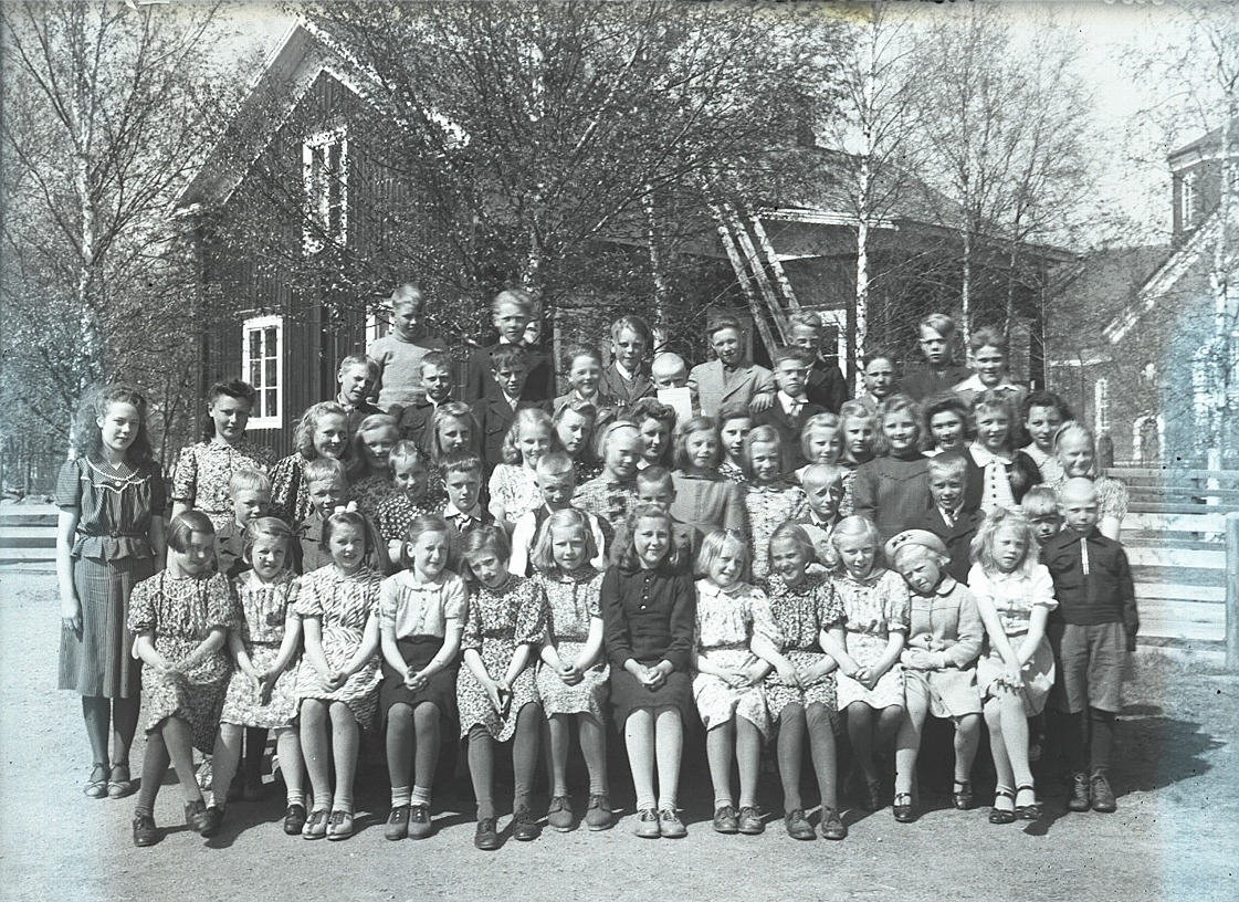 Glada elever vid södra folkskolan 1943. Lärarbostaden i bakgrunden.