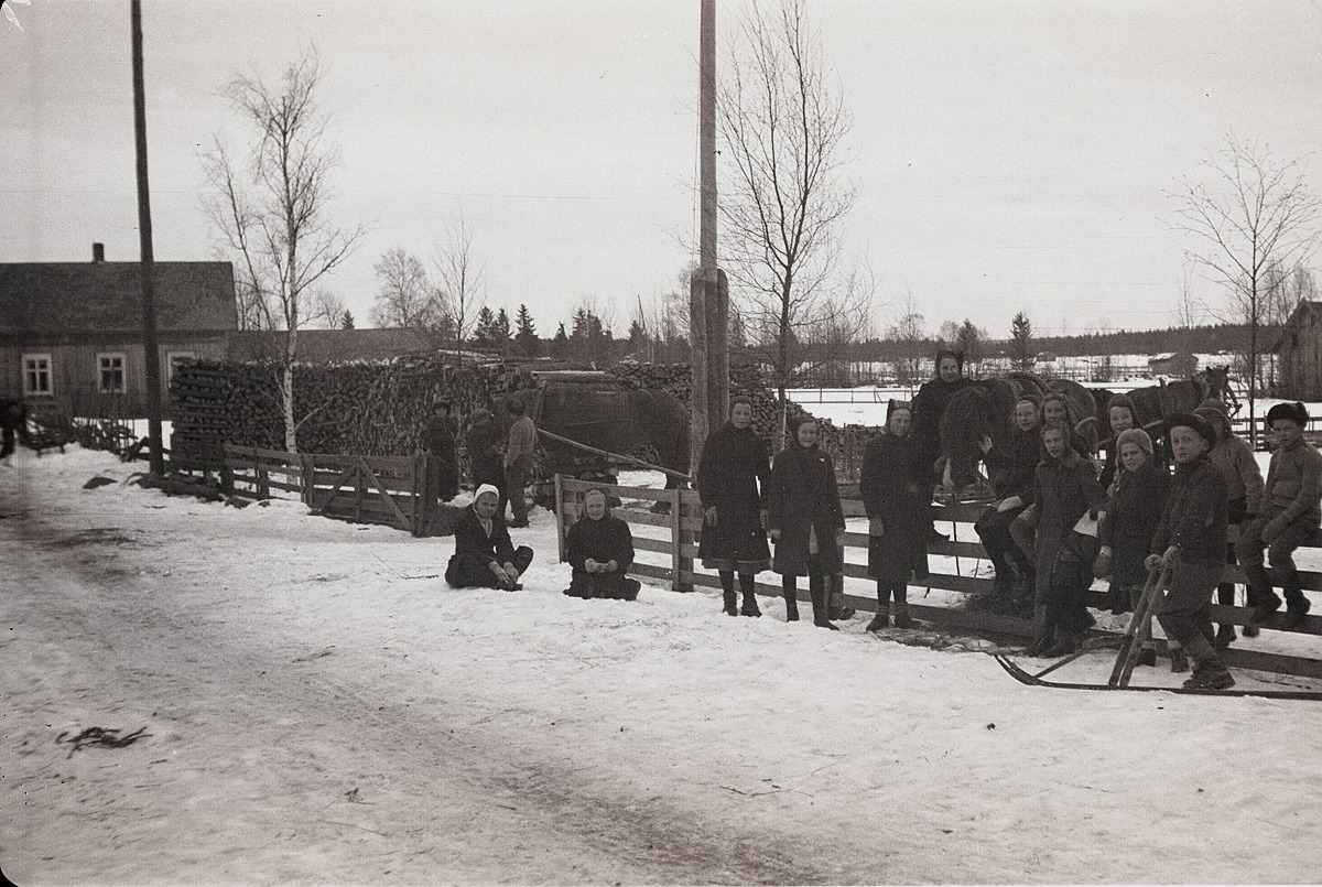 Skoleleverna körde ved till skolan på vårvintern 1944.