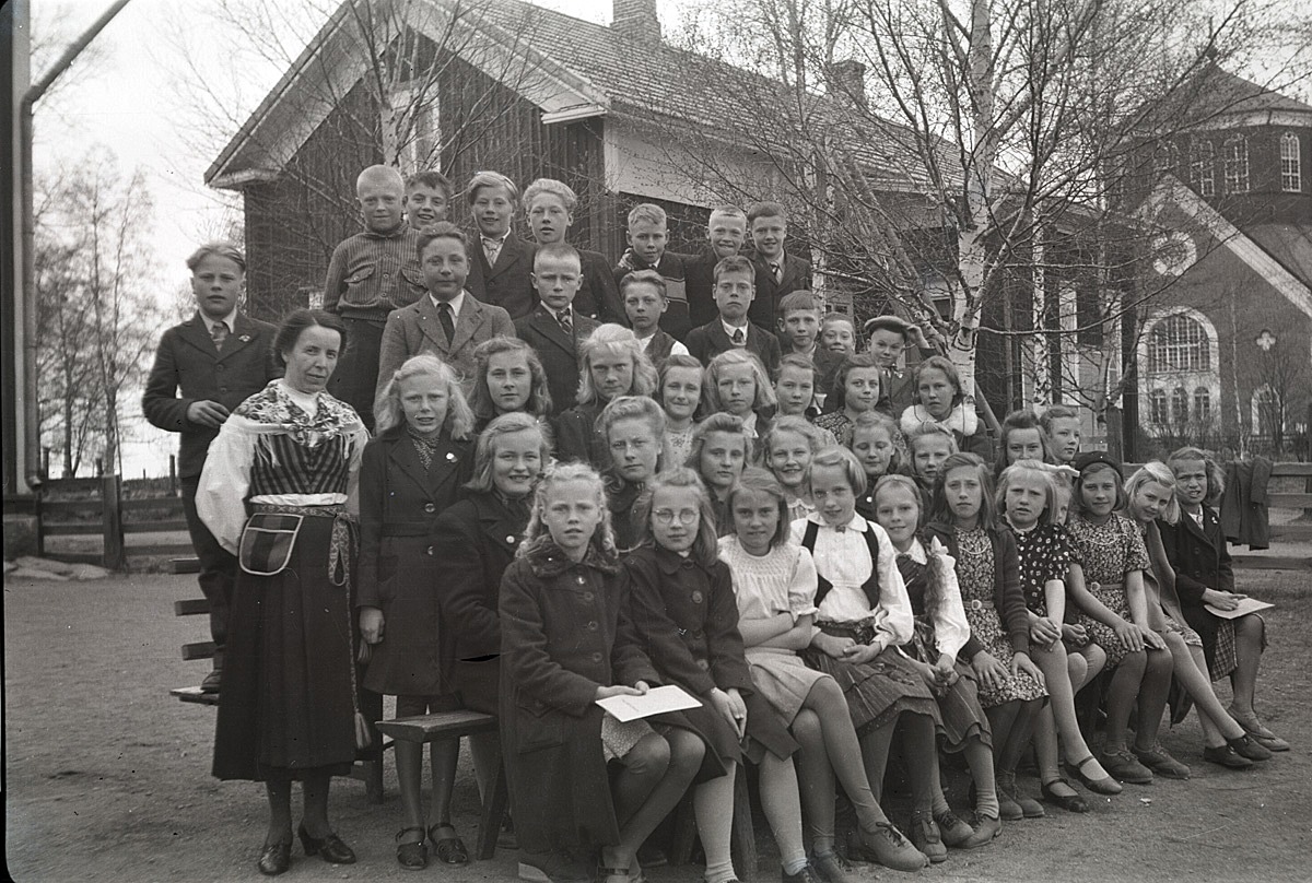 Festklädda ungdomar utanför södra skolan.