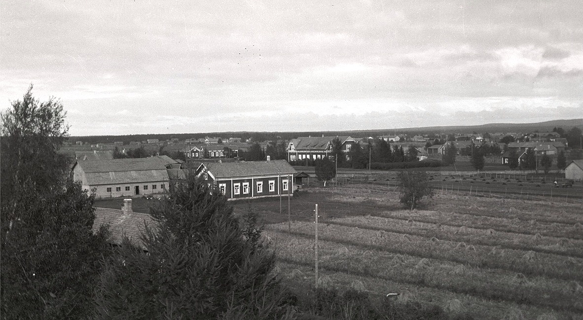 Selim Rosenbergs gård mellan folkhögskolan och norra folkskolan. Gården revs sedan år 1957 och det ståtliga fähuset från Storgårds tid revs 1988.
