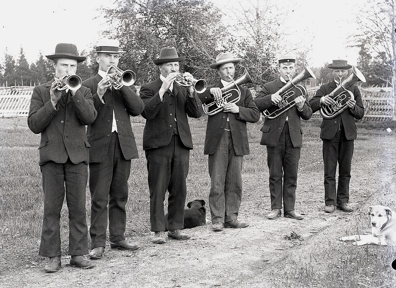 Viktor var också med i den hornorkester, som hans svåger läraren Henrik Rosenback drog i gång i Dagsmark år 1904. Tredje från vänster är Viktor och följande högerut är hans bror Erik Anders Englund. Instrumenten köpte de av Nykterhetsföreningen Rauhas i Kristinestad för 250 mark.