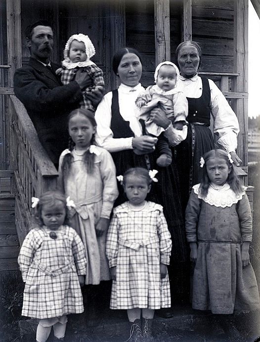 Till vänster står Viktor Nylunds bror Erik Anders Englund med en del av sin familj. Mitt i bild står Erik Anders hustru Manda och uppe till höger hans mor Anna Greta Storkull.