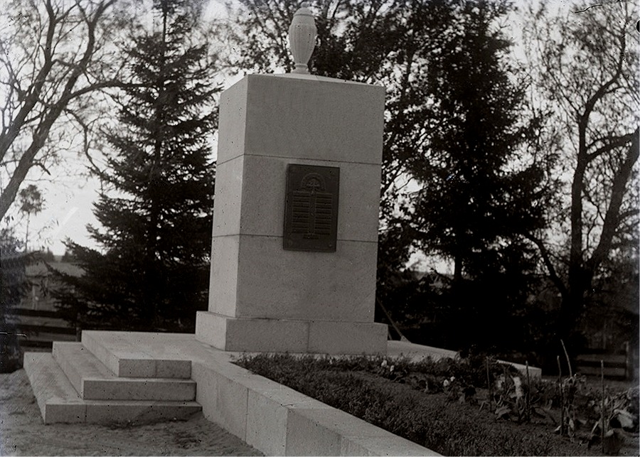 Gravmonumentet utanför kyrkan i Lappfjärd uppfördes i början på 1920-talet för att hedra de Lappfjärdsbor som stupade i inbördeskriget 1918.