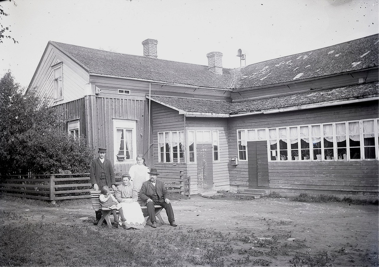 En av de viktigaste personerna i Dagsmark var nog läraren och kommunalmannen J. J. Wadström. Här sitter han med sin familj utanför den gamla skolan i Dagsmark.