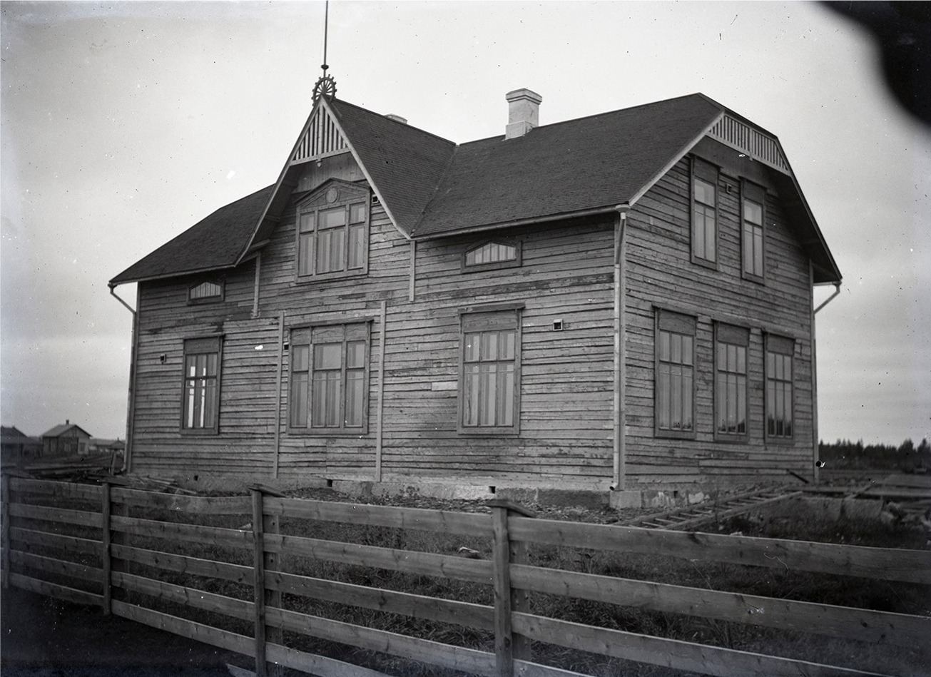 Skolbyggnaden i Perus eller den Östra folkskolan i Lappfjärd är också uppförd av Viktor Nylund och den stod färdig 1912. Den tidigare skolbyggnaden i Perus som blev färdig i november 1908, förstördes i en brand i september 1910. En del av virket till den nya skolan togs av den gamla, ur bruk tagna skolbyggnaden i Dagsmark. De Dagsmarkbor som år 1860 byggde det första skolhuset i Dagsmark, skulle nog känna sig nöjda och belåtna om de visste att åtminstone virket av det fortfarande används.