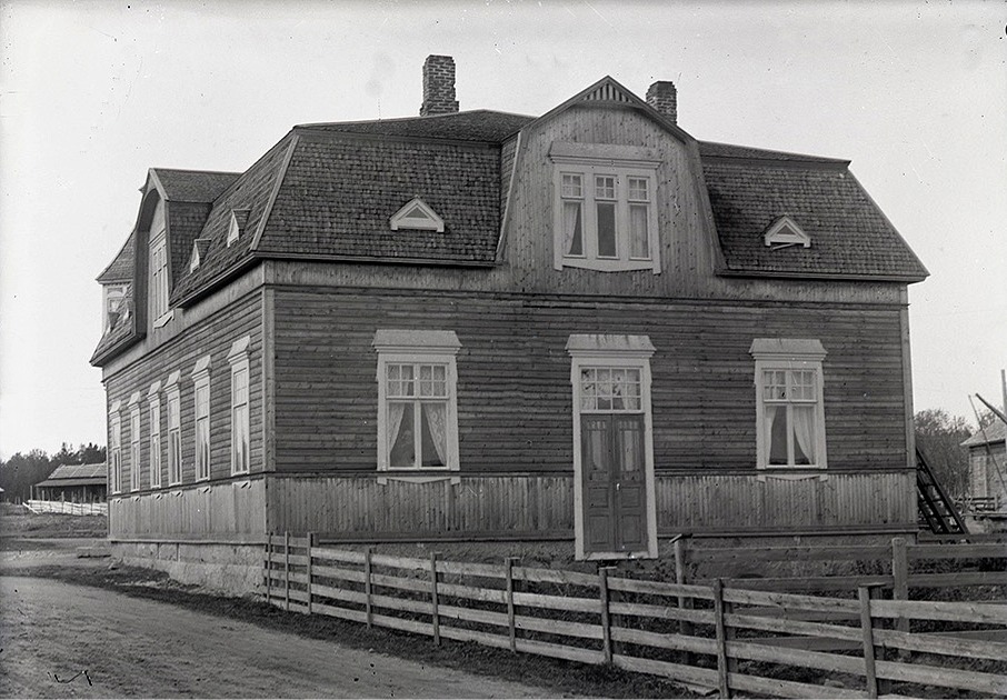 Viktor Nylunds bror J. H. Storkull lät bygga detta ståtliga affärshus år 1916. Fotot från söder.