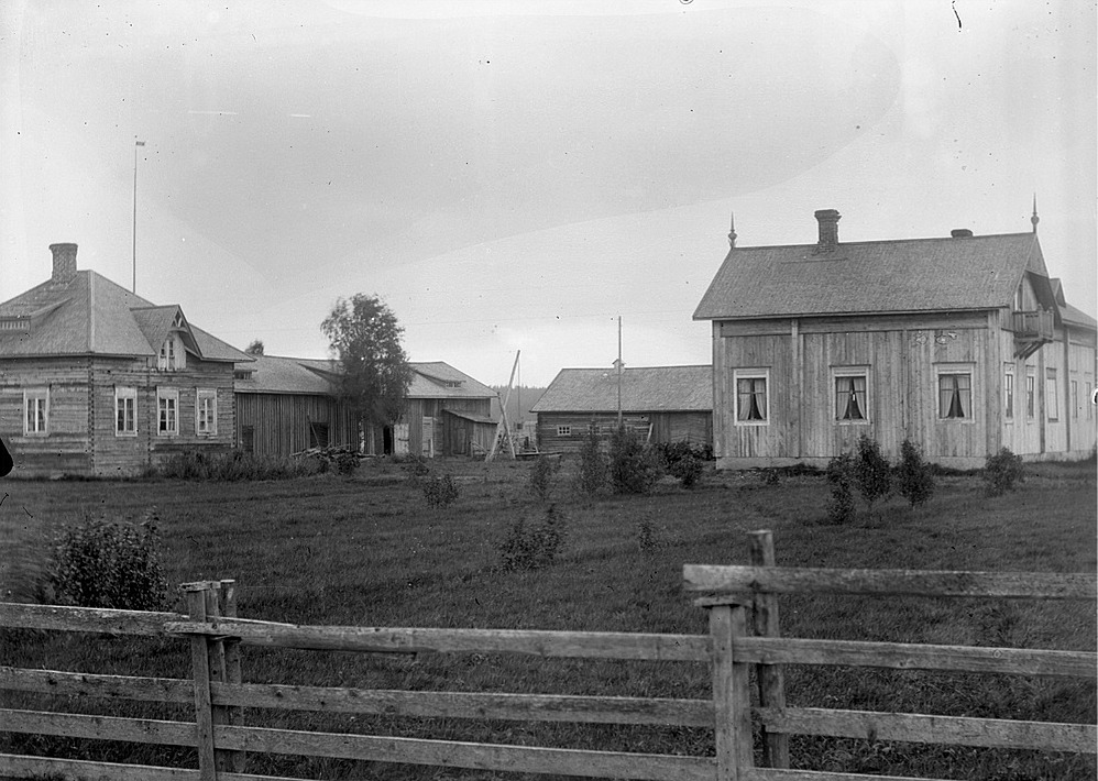 Viktor Nylunds bror Erik Anders Englund byggde gården till höger år 1909 då han flyttade från Brobackan upp till Palon, men den revs sedan 1969. Lillstugan till vänster byggdes ca 1915 och den står fortfarande kvar.
