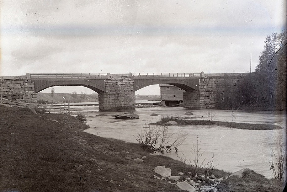 Storbron i Dagsmark byggdes av duktiga stenhuggare år 1855 och den stod kvar till 1983 då den nya bron byggdes. I den högra broöppningen syns Verkfors sågkvarn.