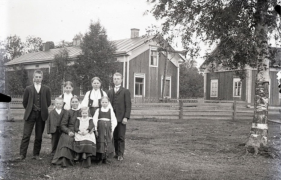 På det här fotot taget av Viktor Nylund år 1913 ”Pelas-Viktor” Lillkulls familj, fr.v. Frans, Johannes, Amanda, Kajs med Elna i famnen, Maria, Selma och Leonard. ”Pelas-Viktor” själv hade emigrerat till Amerika några år innan. Säkerligen var det meningen att Frans skulle ha detta foto av familjen med sig för att visa åt sin far om han skulle träffa honom i Amerika. Men det gjorde han ju inte och det gjorde inte någon annan heller.