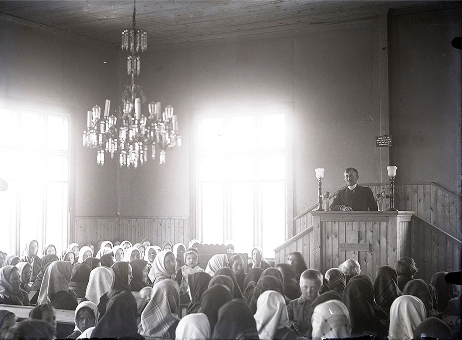 Det var ju Viktor Nylund som byggde om den gamla bondgården till bönehus i Dagsmark och den invigdes 1915. Detta foto är av senare datum och här ser vi också den lampkrona som Viktor donerade till bönehuset och den finns fortfarande kvar.