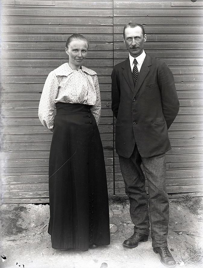 Här står Ida Nylunds halvsyster Selma (1884-1971) och hennes man Henrik Rosenback, som var född i Kvarnå (1879-1945). De bodde under en lång tid i Perus där Henrik var lärare vid Lappfjärds östra folkskola.
