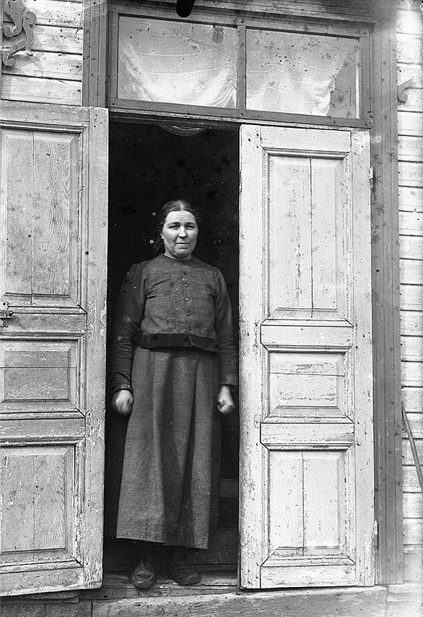 Viktors hustru Ida Nylund i dörröppningen.