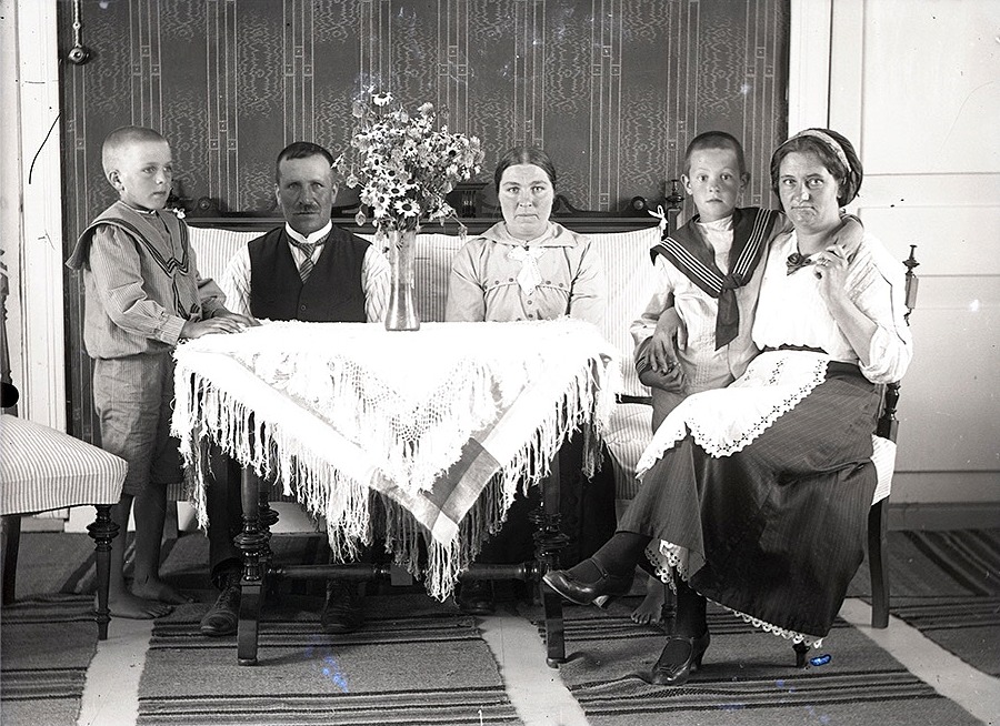 Till vänster Rurik Nylund med föräldrarna Viktor och Ida i soffan. Till höger fru Mildh och hennes son.