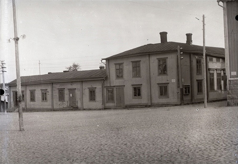 Svenska gården vid Salutorget i Kristinestad. Under den tid Rurik Nylund gick i skola bodde han i övre vången med fönstren mot torget. Svenska gården såldes i början på 1960-talet åt Risto Talas som 1964 uppförde ett varuhus på samma ställe.