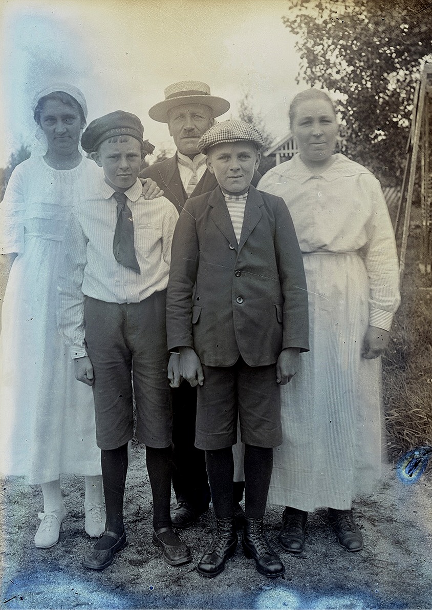 Till vänster står Hanna Mildh och hennes son, båda från Helsingfors. Bredvid står Viktor och Ida Nylund med sonen Rurik.