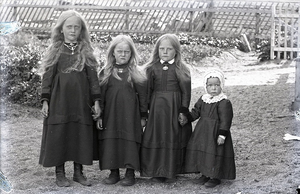 På Viktor Nylunds foto från ungefär 1917 står systrarna Lillkull. Från vänster Hulda (f. 1904), gift Löfgren och följande är Elin (f. 1906) gift Landgärds och följande torde vara grannflickan Signe Ekberg (f. 1909), gift Nyholm. Längst till höger står Julia Lillkull (f. 1914) gift Långfors.